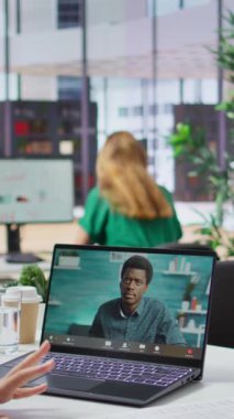 Vertical Video HR üye alıcısı internet telekonferans çağrısı yoluyla iş başvurusunda bulunan kişiye ev sahipliği yapıyor, aday CV 'yi değerlendiriyor ve kariyer planlarını tartışıyor. Uzak video çağrısında işe alma