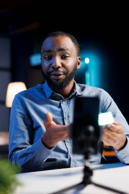 Akıllı telefon, eleştirmenlerin, izleyicilerle mini lambalar hakkında konuştuğu görüntüleri kaydediyor. Yayın sırasında hayranlarla sohbet etmek, RGB ışıklandırma cihazını telefon kamerasıyla çekmek