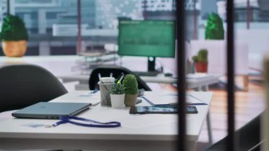 İşe alım sürecine odaklı boş modern ofis kurulumu ve yeni personel alımı, iş adamları kariyerlerini çok uluslu bir şirkette geliştiriyor. İşgücü planlaması.