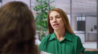 İnsan Kaynakları çalışanı, resmi bir iş görüşmesi sırasında aday özgeçmişini inceler ve seçim sürecindeki niteliklerini değerlendirir. Yetenek edinme ve adam toplama. Kamera A.