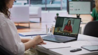 İnsan kaynakları çalışanı internet üzerinden bir iş görüşmesi yapıyor. Uzaktan internet telekomünikasyonuyla yetenekli personeli arıyor. Konferansta iş görüşmesi yapan kadın. Kamera A.