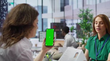 Başvuru yapanları değerlendiren acemi birlikleri, niteliklere ve iş deneyimlerine bakarak yeşil ekranın yanında devam ediyor. İnsan Kaynakları uzmanları şirketteki boşluğu doldurmak için adaylar seçiyor. Kamera B.