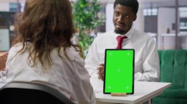 İş başvuru sahibi ve işveren, üst düzey bir şirket ofisinde izole edilmiş bir model görüntüsü ile yapılan bir röportajda tartışıyorlar. İş adamı ve İK çalışanı kariyer geliştirme fikirlerini paylaşıyor. Kamera A.