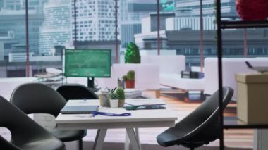 İş görüşmeleri için tasarlanmış boş modern ofis çalışma alanı, işe alım sürecinde gelişmiş teknoloji kullanan profesyoneller seçime devam ediyor.