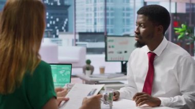 İK çalışanlarıyla iş görüşmesine katılan işadamı, kariyer planları ve insan kaynakları geliştirme fırsatı hakkında konuşuyor. Girişimde işe alım süreci. Kamera A.