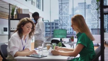 İş görüşmelerinden sonra seçim sürecini inceleyen İK uzmanları özgeçmişlerine dayanarak doğru adayı dikkatle seçtiler. Profesyonel işverenler nitelikleri gözden geçiriyorlar. Kamera B.