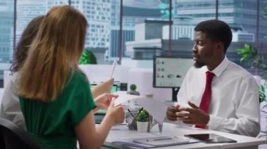 İş arayan kişi özgeçmişini şirket röportajı sırasında İK çalışanlarına sunarak geçmiş başarılarını ve kariyer hedeflerini tartışıyor. Deneyimli personel arayan çalışanlar. Kamera A.