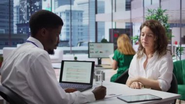 Personel, üst düzey bir ofiste iş arayan kadın başvuru sahibi ile görüşüyor. Niteliklerini ve yeteneğini değerlendiriyor. İnsan Kaynakları, iş idaresi tecrübesi olan personel arıyor. Kamera B.