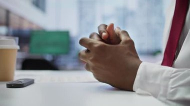 İş arayan kişi, işvereniyle yaptığı röportajda çok gergin, deneyimlerini ya da niteliklerini sunarken güvensiz ve bunalmış hissediyor. Ürkek başvuru sahibi. Kapatın. Kamera B.
