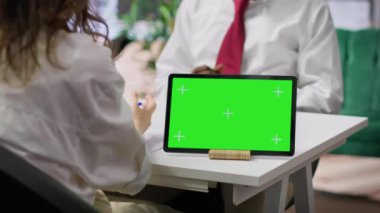 İşe alım ekibi, iş başvurusunu krom anahtar ekranın yanında yapıyor. Özgeçmişini inceliyor ve niteliklerini tartışıyorlar. İK departmanı iş teklifi yapıyor. Kamera A.