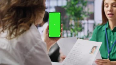 Başvuru yapanları değerlendiren acemi birlikleri, niteliklere ve iş deneyimlerine bakarak yeşil ekranın yanında devam ediyor. İnsan Kaynakları uzmanları şirketteki boşluğu doldurmak için adaylar seçiyor. Kamera A.