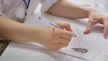 İK uzmanları iş başvurularını beceri eksikliği ve niteliklerinden ötürü reddederek, röportajdan sonra uygunsuz kişileri reddettiler. İşe alım için adayları seçen alıcılar. Kapatın. Kamera A.