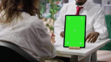 Röportaj için yeşil ekranın yanında bir araya gelen mülakatçı ve aday, İK yöneticisi nitelikler ve işletme yönetimi uzmanlığı hakkında sorular soruyor. İşe alım süreci. Kamera A.