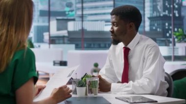 İki iş kadını yeni bir adayla iş görüşmesi yapıyor, başvuran CV 'yi gözden geçiriyor ve potansiyel istihdam ve kariyer ilerlemesinin yönlerini tartışıyor. İnsan kaynakları bölümü. Kamera A.