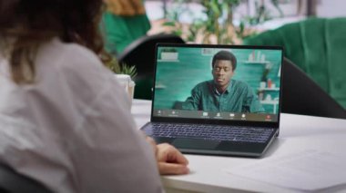 İnsan Kaynakları çalışanı internet telekonferans çağrısı yoluyla iş başvurusunda bulunan kişiye çevrimiçi bir söyleşi sunuyor, aday CV 'yi değerlendiriyor ve kariyer planlarını tartışıyor. Uzaktan görüntülü arama ile işe alınıyor. Kamera A.