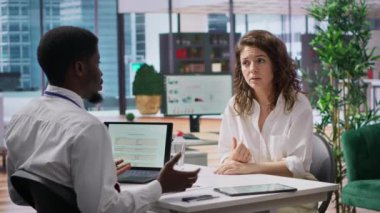 Uygun olmayan öfkeli kadın iş teklifinden reddedilince sinirleniyor. Asker alımında bağırıyor ve kağıtları etrafa saçıyor. Kalifiye olmayan deli başvuru sahibi. Kamera A.