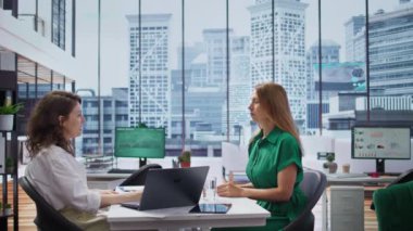 İş vereni, işe alım sürecinde iş arayan bir kadınla görüşüyor. Şirket işi teklifi. İnsan Kaynakları müdürü özgeçmişlerindeki nitelikleri ve geçmiş iş deneyimlerini değerlendiriyor. Kamera B.