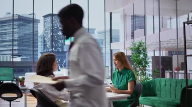 Kelle avcıları ekibi tüm iş adaylarıyla yapılan görüşmeler sonrasında özgeçmişleri inceleyerek personel arıyor. İnsan Kaynakları, iş teklifi için özgeçmişleri değerlendiriyor. Kamera B.