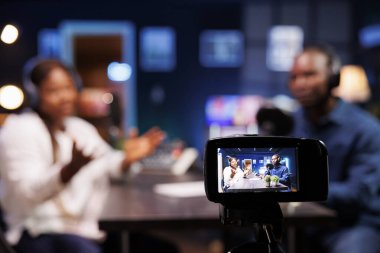 Bir tripod kaydındaki profesyonel kamera Afrikalı Amerikalı bir çifti çevrimiçi izleyiciler için evden bir talk show yapıyor. Dijital aygıt röportajcı ve ünlü arasında geçen bir konuşmayı filme alır.