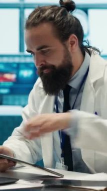 Dikey Video, tehlikeli hastalıklara karşı en iyi tedaviyi bulmak için baskı altında çalışan kızgın sağlık görevlisinin dosyaları atmasına neden oldu. Doktor test sonuçlarını özel bir testte incelerken çok öfkeli hissediyor.