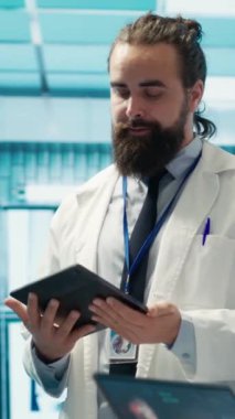 Dikey Video Doktorları sağlık kayıtlarını ve röntgen taramalarını görüşmek için tedavi merkezinde buluşuyorlar. Lisanslı sağlık görevlileri hastalık önleme, takım çalışması ve uzmanlık testleri üzerinde yoğunlaşıyor