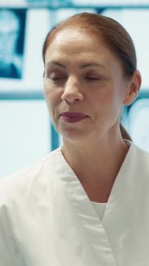 Dikey Video Uzmanı, tedavi hizmetlerini tartışmak için bir bölüm toplantısına başkanlık ediyor, kollektif çalışmaları geliştirmek için personelle test sonuçlarını analiz ediyor. Yardım için sağlık kayıtlarını kullanmak.
