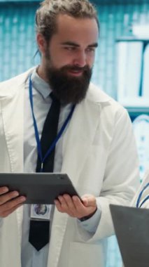 Dikey Video Hekimi ve hemşireler hastane ortamında en iyi tedaviyi sunmayı hedefleyen tıbbi çizelgeleri ve test sonuçlarını inceliyorlar. Çeşitli sağlık görevlileri kontrol için sağlık kayıtlarına başvuruyor