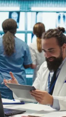 Dikey Video Neşeli Doktorlar ve hemşireler bir teşhis için doğru tedavi planını buluyorlar, yetenekli sağlık sektörü çalışanları. Sağlık personeli gülümseyip el çırpıyor.