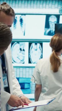 Dikey video uzmanları insan anatomisi ve hastalık teşhisinde işbirliği yaparlar. Radyoloji ve radyografi alanında uzman bir doktor ekibi, doğru tedavi hizmetleri ve takım çalışması destekliyor.