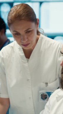 Dikey Video Doktorları ekibi tedavi planlarını geliştirmek için insan anatomisi taramalarını inceleyerek potansiyel teşhisi tartışır. Lisanslı sağlık uzmanları sigorta için birlikte çalışıyorlar.