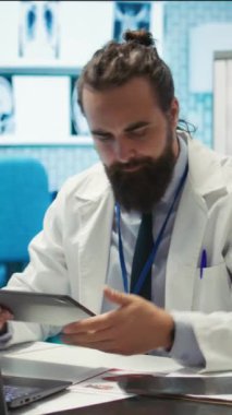 Dikey Video, tehlikeli hastalıklara karşı en iyi tedaviyi bulmak için baskı altında çalışan kızgın sağlık görevlisinin dosyaları atmasına neden oldu. Doktor test sonuçlarını özel bir testte incelerken çok öfkeli hissediyor.