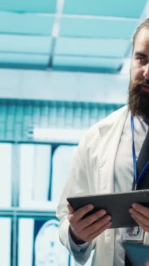 Dikey Video Nöroloji uzmanı, bir toplantı sırasında beyin taraması yapan bir manyetik rezonans uzmanını inceleyerek, doğru nörobilim teşhisi için tomografiye bakar. Çeşitli doktor takımları.