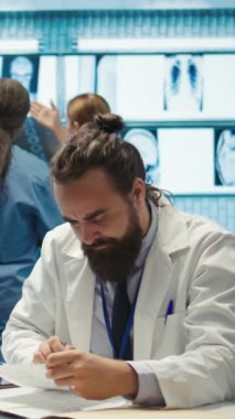 Dikey Video Güvenilir Tıp Ekibi, teşhis başarılarını kutlamak, el çırpmak ve kabinedeki iyi haberi alkışlamak için beşlik çakmaktan memnun. Yetenekli sağlık görevlileri hastalıkla savaşıyor