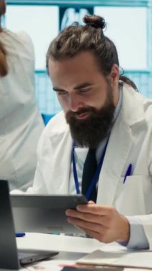 Dikey Video Neşeli Doktorlar ve hemşireler bir teşhis için doğru tedavi planını buluyorlar, yetenekli sağlık sektörü çalışanları. Sağlık personeli gülümseyip el çırpıyor.