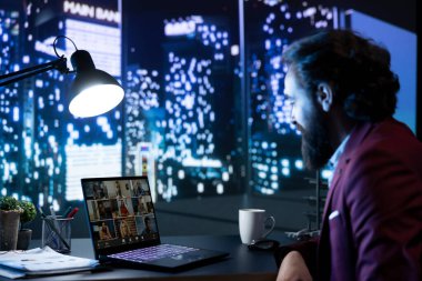 Hissedarlar ve yönetmen, şirket finansmanı hakkındaki görüşlerini paylaşmak ve farklı zaman dilimlerinde video konferansı düzenlemek için video görüşmesinde bir araya geldiler. CEO ve yatırımcılar gelir artırma planlarını tartıştılar.