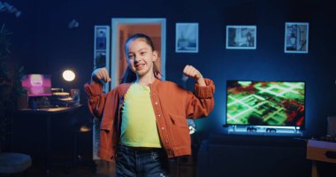 Genç bir çocuk neon ışıklı ev stüdyosunda inanılmaz dans figürleriyle takipçilerini büyülüyor. Yetenekli kız sosyal medya platformlarında havalı dans yetenekleri sergiliyor, aile dostu içeriği filme çekiyor.