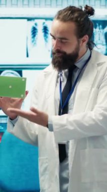 Dikey Görüntü Sıhhiyesi, hastalık önleme, analitik işlemler ve röntgen taramalarının kontrolü sırasında izole edilmiş bir ekran sunuyor. Radyoloji Bölümü