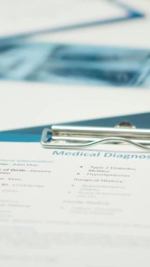 Dikey Video Boş Tıp Ofisi, doktorlar tarafından x-ray makinesi olarak modern aletlerle donatılmış doğru tanıyı bulmak için kullanılır. Hastane sağlık kayıtlarına sahip özel tesis dolap alanı