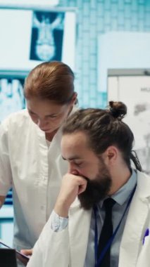 Dikey video sağlık uzmanları insan anatomisi taramalarını inceleyerek tedavi planları, takım çalışması ve radyoloji alanında uzmanlık geliştirdiler. Tıp uzmanları özel klinikte analitik üzerinde çalışıyorlar. Kamera A