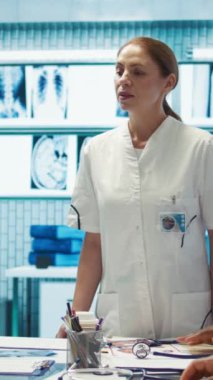 Dikey Video Doktoru, bir tedavi merkezinde gelecek bakım planlarını tartışmak için bir toplantı başlatıyor, sağlık hizmetlerini iyileştirmek için personelle test sonuçlarını analiz ediyor. Hastalıkların önlenmesi için tıbbi kayıtlar