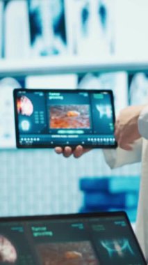 Bir tıp merkezinde düzenlenen strateji toplantısına katılan dikey video sağlık uzmanları, hastalıkların önlenmesi için tedavi planlarına odaklanıyorlar. Sağlık hizmetleri girişimlerini araştıran pratisyen hekimler