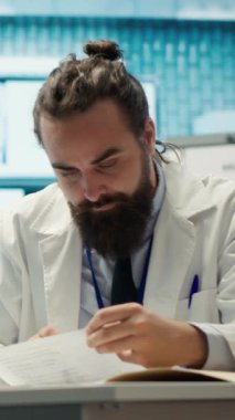 Dikey Video Güvenilir Tıp Ekibi, teşhis başarılarını kutlamak, el çırpmak ve kabinedeki iyi haberi alkışlamak için beşlik çakmaktan memnun. Yetenekli sağlık görevlileri hastalıkla savaşıyor