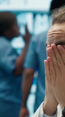 Dikey video çok çalışılmış, doktor teşhis kabinesi bulmakta zorlanıyor, hastane kayıtlarına ve radyografi sonuçlarına bakılıyor. Tedavi merkezinde baskı altında çalışan sinirli bir doktor.