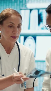 Dikey Video Medikal personeli teşhis prosedürleri ve tedavi planları üzerinde işbirliği yapar. Radyoloji uzmanları doğru teşhis ve etkili hastalık önleme, sağlık sigortası üzerinde çalışıyorlar