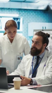 Dikey Video Doktorları ekibi tedavi planlarını geliştirmek için insan anatomisi taramalarını inceleyerek potansiyel teşhisi tartışır. Lisanslı sağlık uzmanları sigorta için birlikte çalışıyorlar.