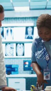 Dikey Video Sağlık Ekibi insan anatomisi ve tanı prosedürlerinde işbirliği yapar. Bir grup uzman, radyoloji sonuçlarından sonra tedavi planlarını tartışmak için ofiste toplandı. Hastalık önleme