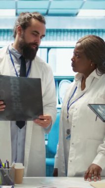 Dikey Video Doktorları ekibi teşhis için bir tedavi merkezinde çalışıyor. Profesyonel uzmanlar özel bir klinikte, sağlık sektöründe sağlık testi sonuçlarıyla ilgili bir toplantıya katıldılar.