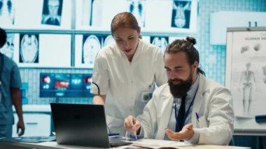 Hastalıklara karşı tedavi planı bulmak için meslektaşı ile birlikte çalışan asabi doktor, tıp kabinesindeki hemşirelerden memnun kalmamış gibi davranıyor. Araştırma için analitik ve test sonuçlarını inceliyorum. Kamera A.
