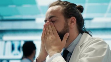 Endişeli doktor kendini yorgun hissediyor ve teşhis için analitikle boğuşuyor. Özel tesiste baskı altında çok çalışan bir doktor. Tedavi sağlamaya çalışan bir doktor. Kamera A.