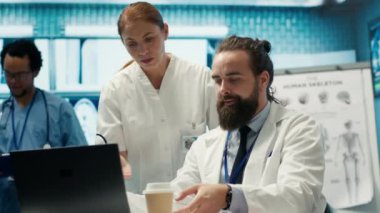 Doktorlar ve hemşireler tedavi protokollerini geliştirmek için bir sağlık merkezinde çalışıyorlar. Tıp personeli özel bir klinikte, sağlık sektöründe iyileştirme stratejisi üzerine bir tartışmaya girişti. Kamera A.